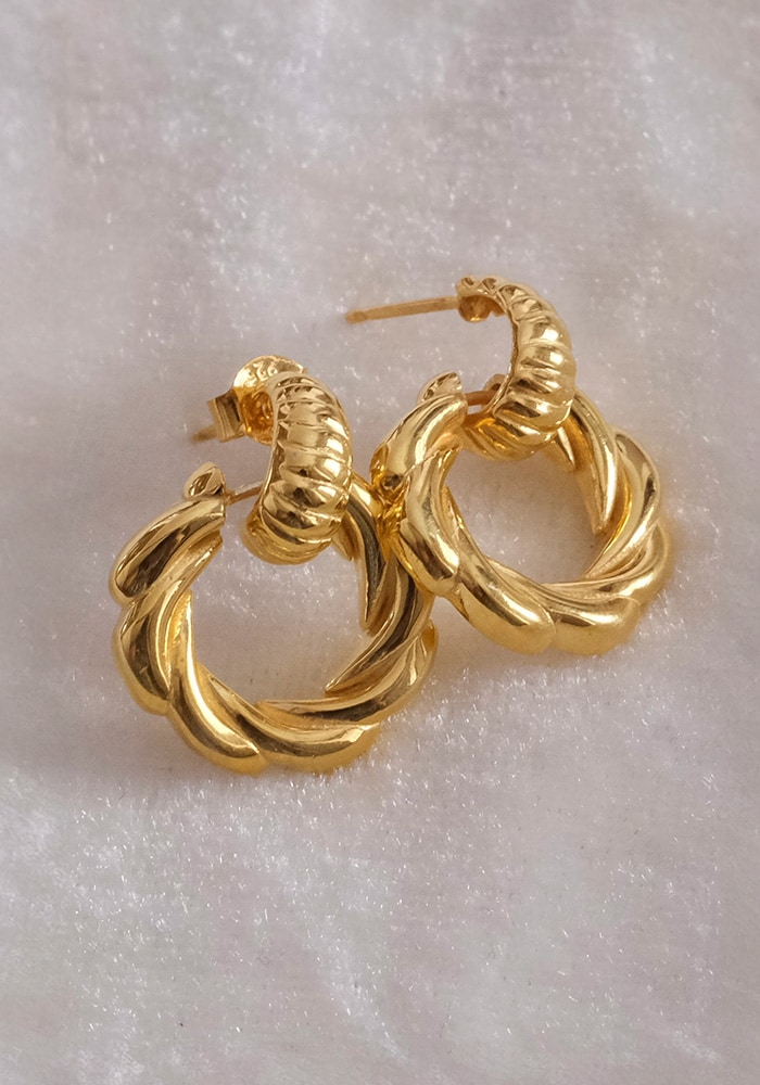 Gold earrings of celebrity styles